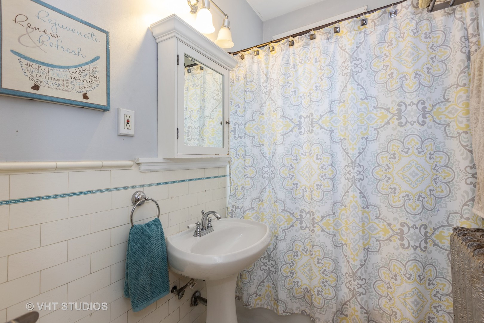 438 West Surf Street, Unit 3B Chicago, IL 60657 - Photo 21 of 36 a bathroom with a sink and mirror