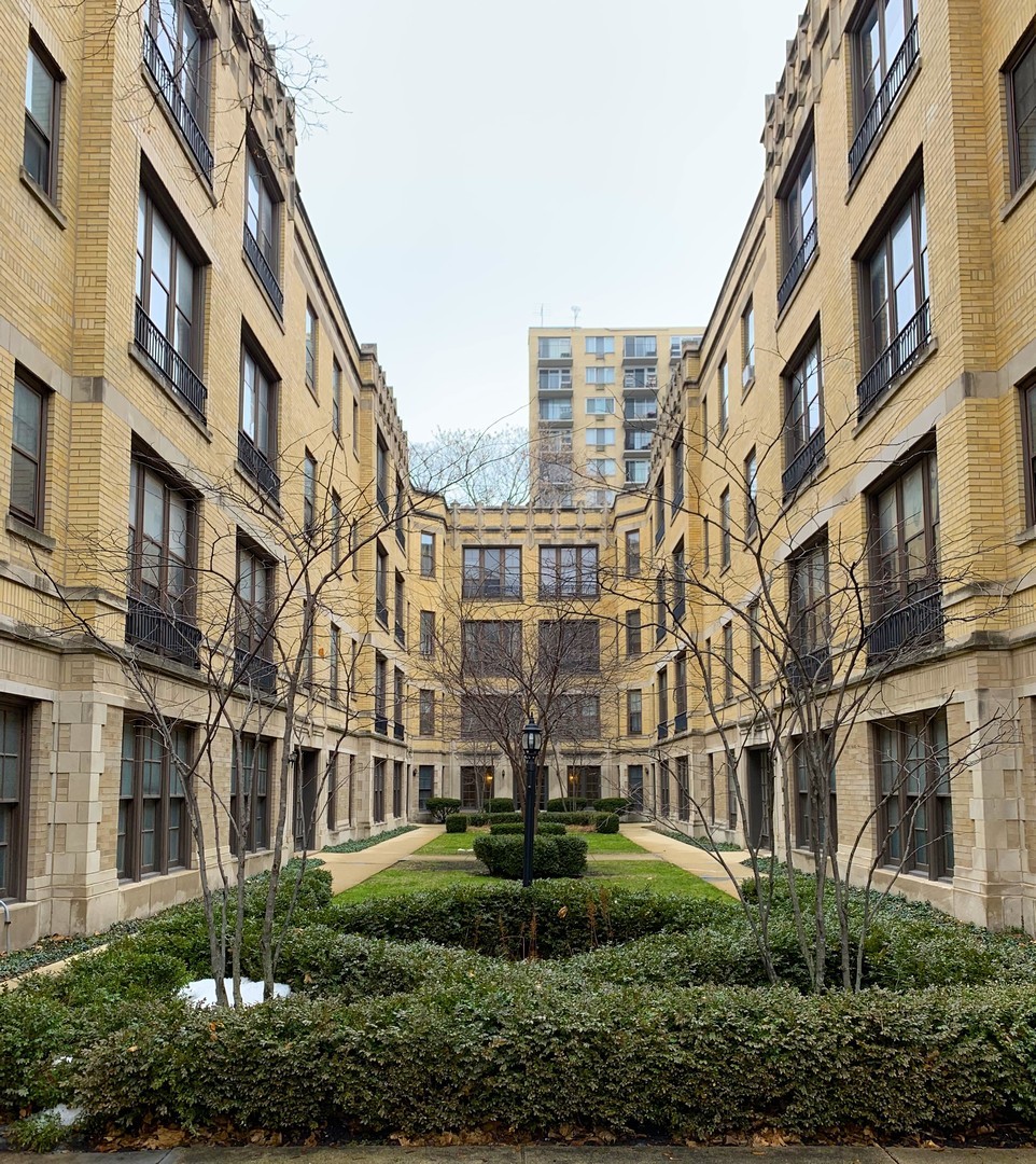 438 West Surf Street, Unit 3B Chicago, IL 60657 - Photo 22 of 36 a view of a big yard and large building
