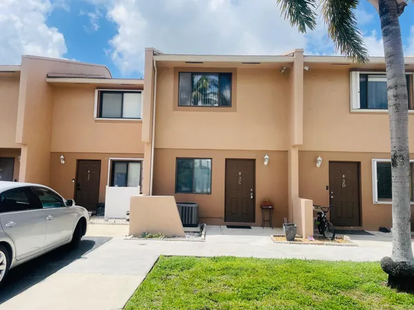 $1,850 | 139 Sparrow Drive, Unit 2C, Royal Palm Beach, FL 33411