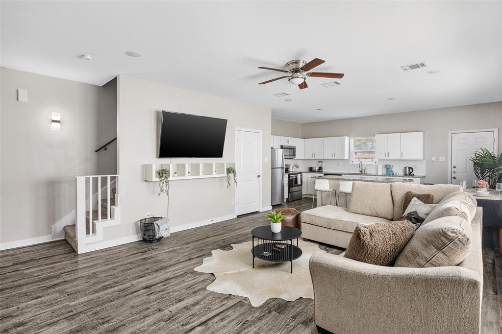 5006 Colonial Avenue Dallas, TX 75215 - Photo 3 of 25 a living room with furniture and a flat screen tv