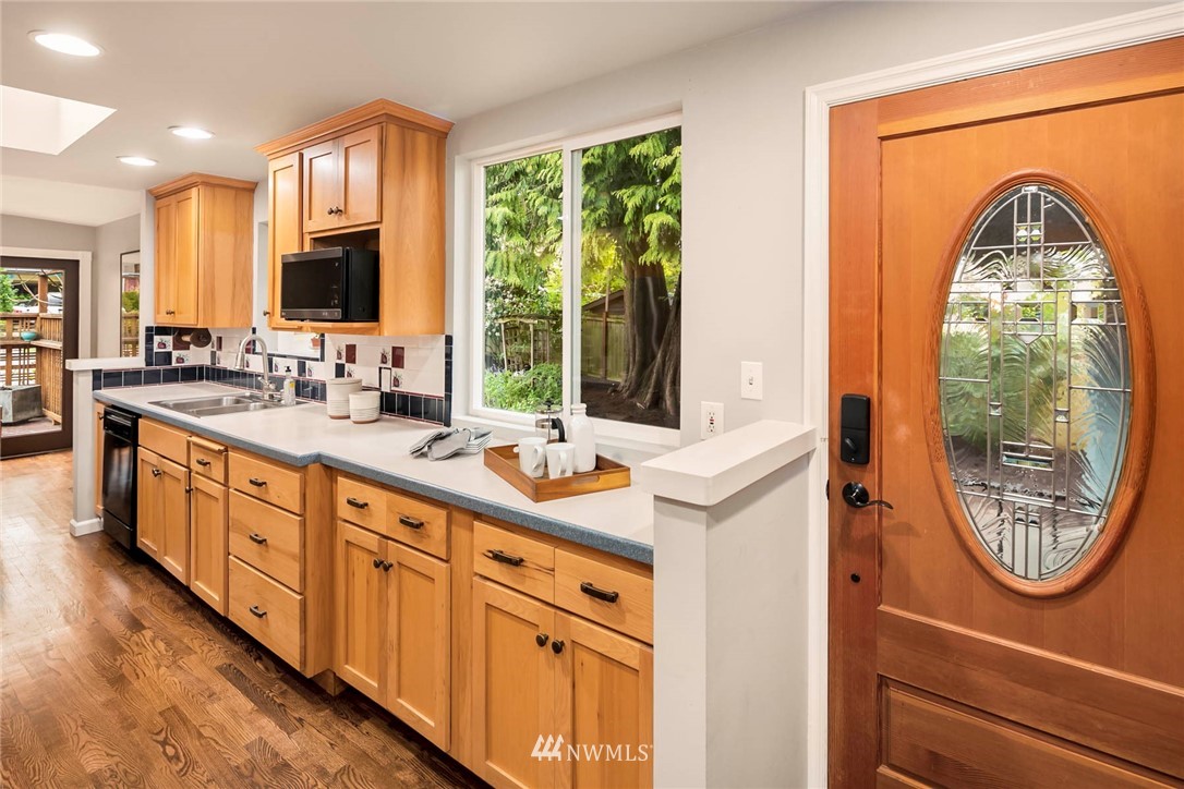 9212 216th Street Southwest Edmonds, WA 98020 - Photo 4 of 26 Gallery Image 4