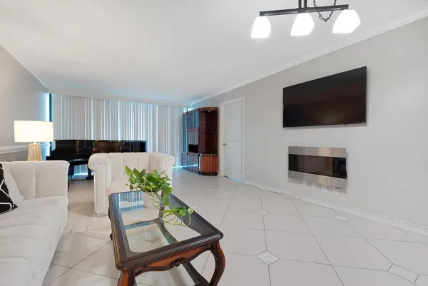 $2,300 | 2400 Presidential Way, Unit 1206, West Palm Beach, FL 33401