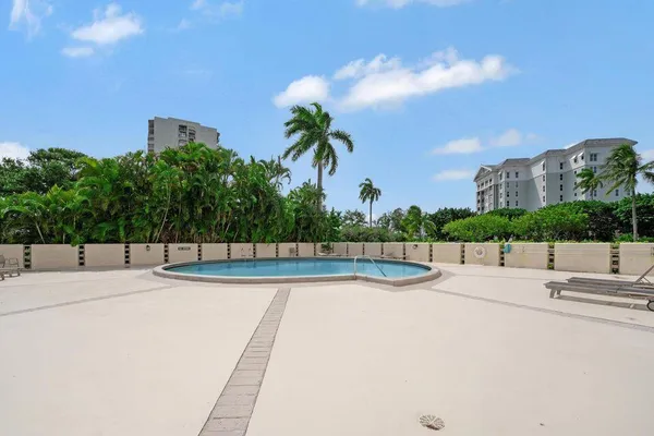 $2,300 | 2400 Presidential Way, Unit 1206, West Palm Beach, FL 33401