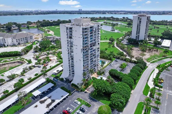 $2,300 | 2400 Presidential Way, Unit 1206, West Palm Beach, FL 33401