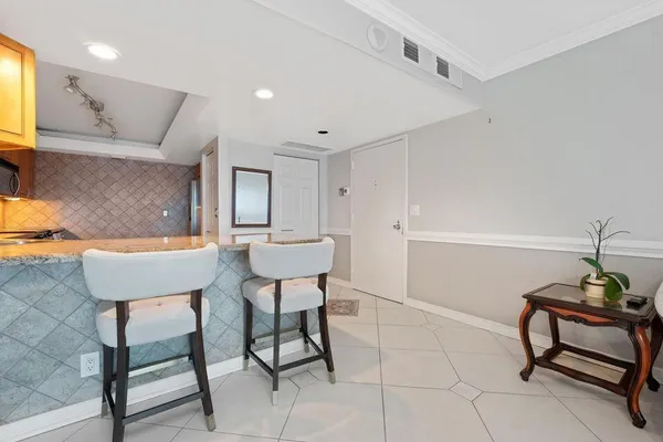 $2,300 | 2400 Presidential Way, Unit 1206, West Palm Beach, FL 33401
