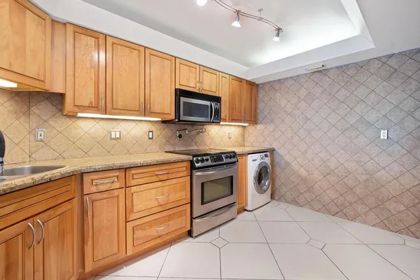 $2,300 | 2400 Presidential Way, Unit 1206, West Palm Beach, FL 33401