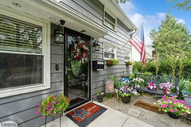 a store room with flowers and flowers