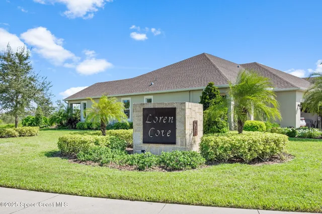 a view of a house with backyard and garden