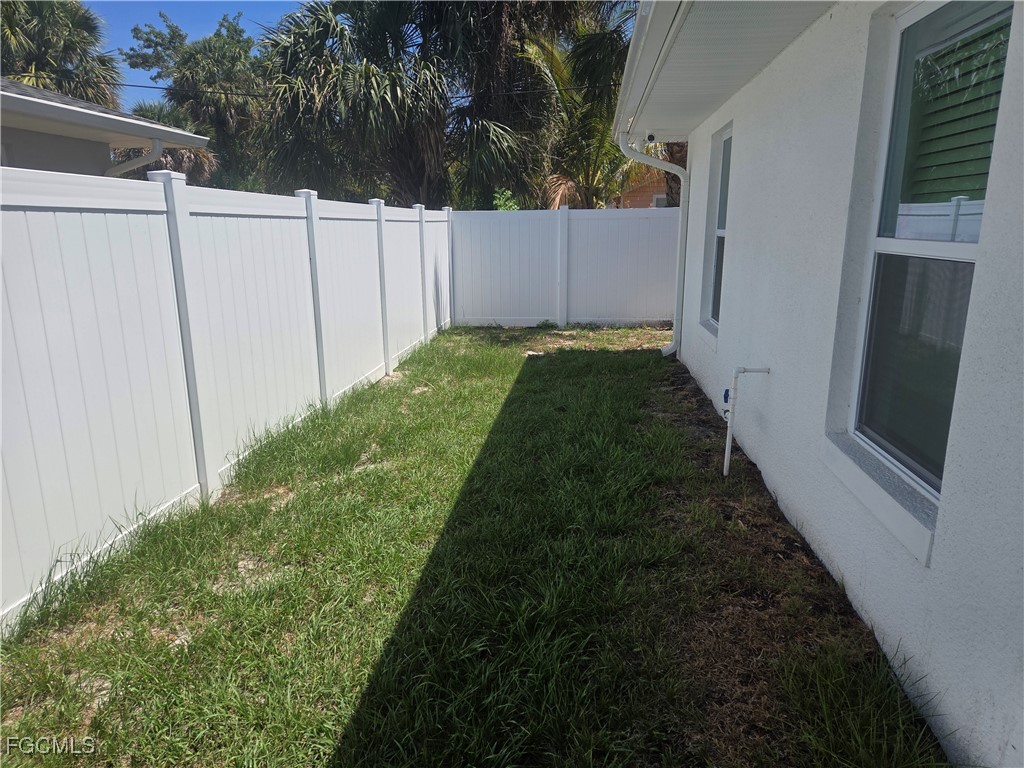 2156-2154 Edison Avenue Fort Myers, FL 33901 - Photo 30 of 38 a backyard of a house