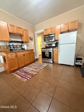$1,700 | 16 Blakley Court, Unit 1, Troy, NY 12180