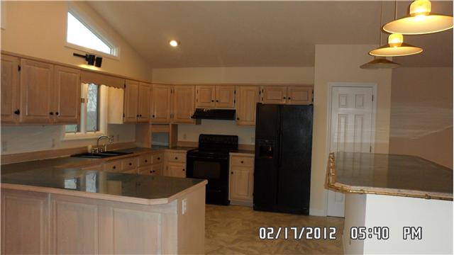 800 Deer Run Springfield, TN 37172 - Photo 3 of 13 Kitchen, with Breakfast Bar. Appliances remain