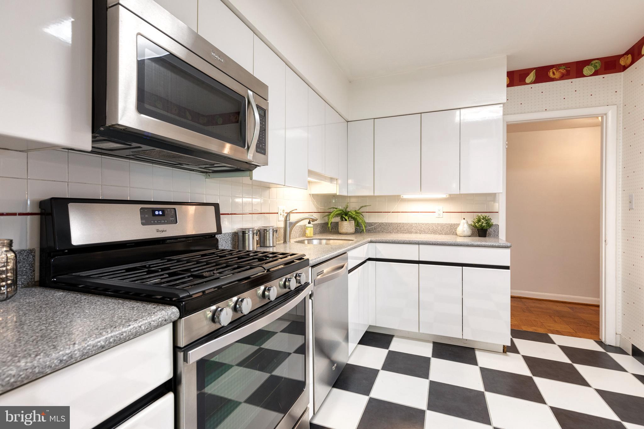 15 Cross Keys Road, Unit 15E Baltimore, MD 21210 - Photo 8 of 23