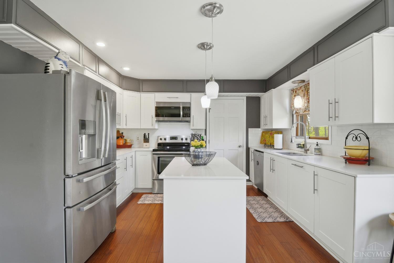 4374 Boomer Road Cincinnati, OH 45247 - Photo 9 of 49