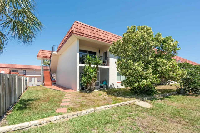 a view of yard with green space