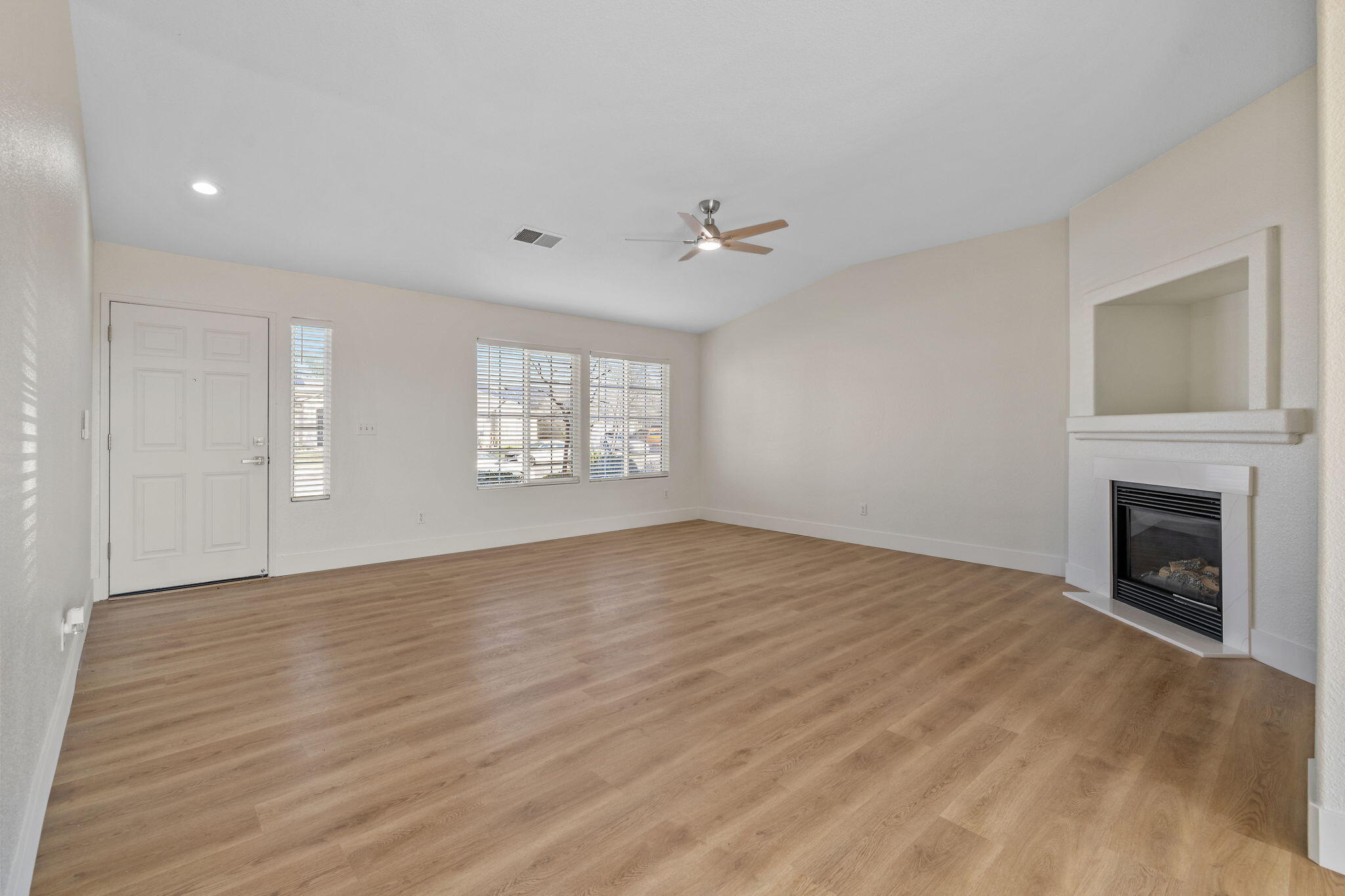 1459 Chimney Way Lemoore, CA 93245 - Photo 4 of 23 7-web-or-mls-713A9936