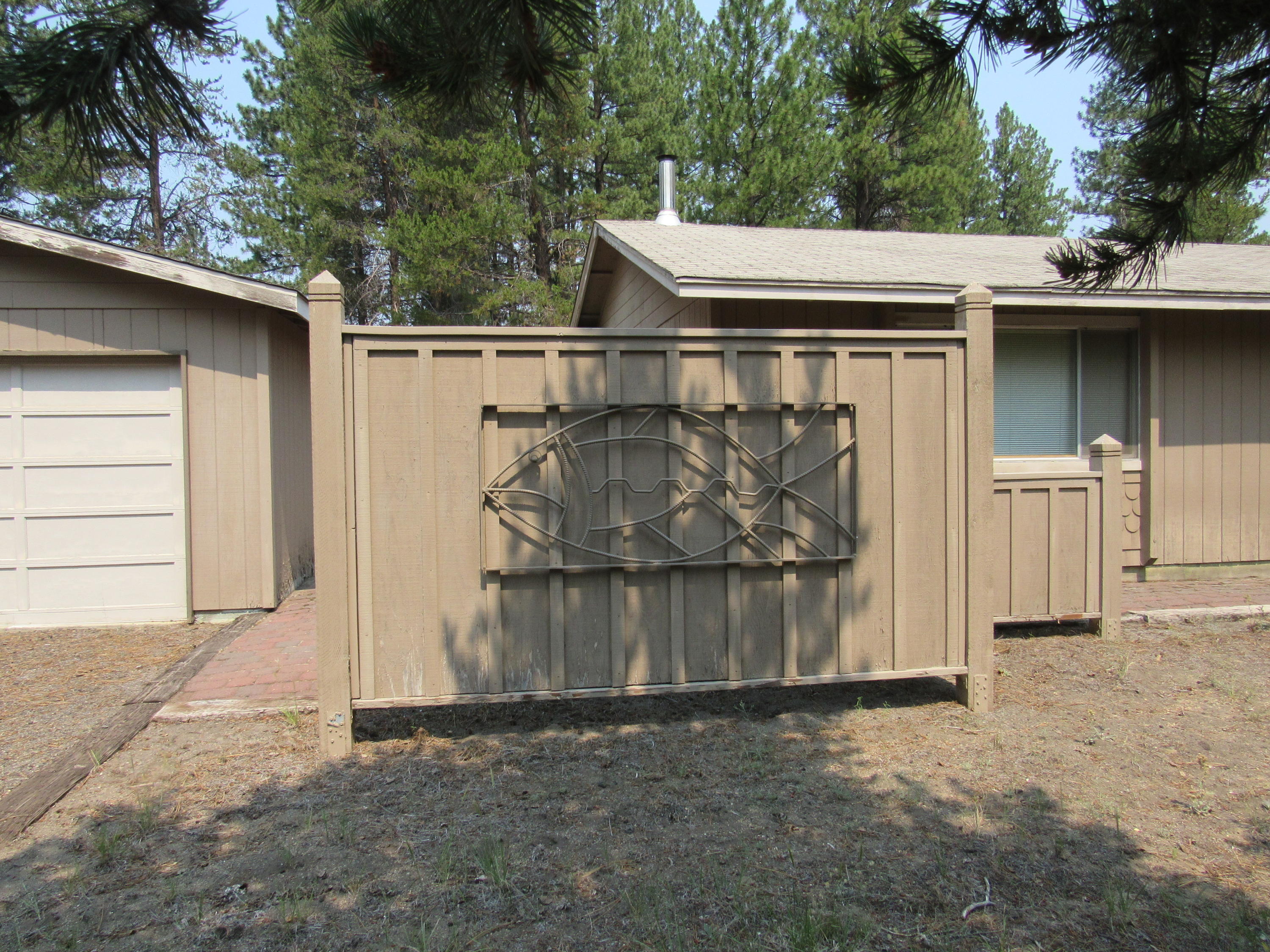 51582 Ash Road La Pine, OR 97739 - Photo 5 of 52 Gate with Fish Art Use