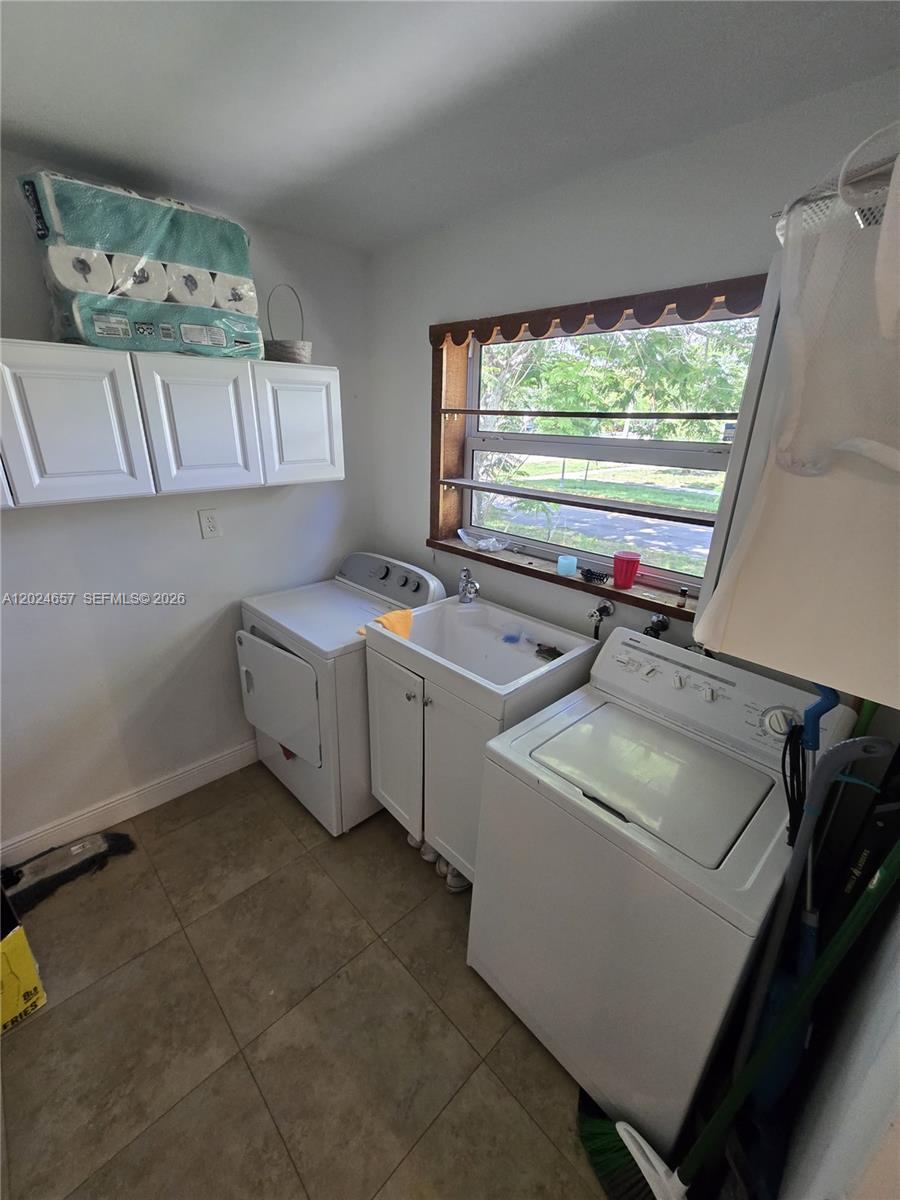 3619 West Park Road Hollywood, FL 33021 - Photo 10 of 19 a utility room with dryer and washer