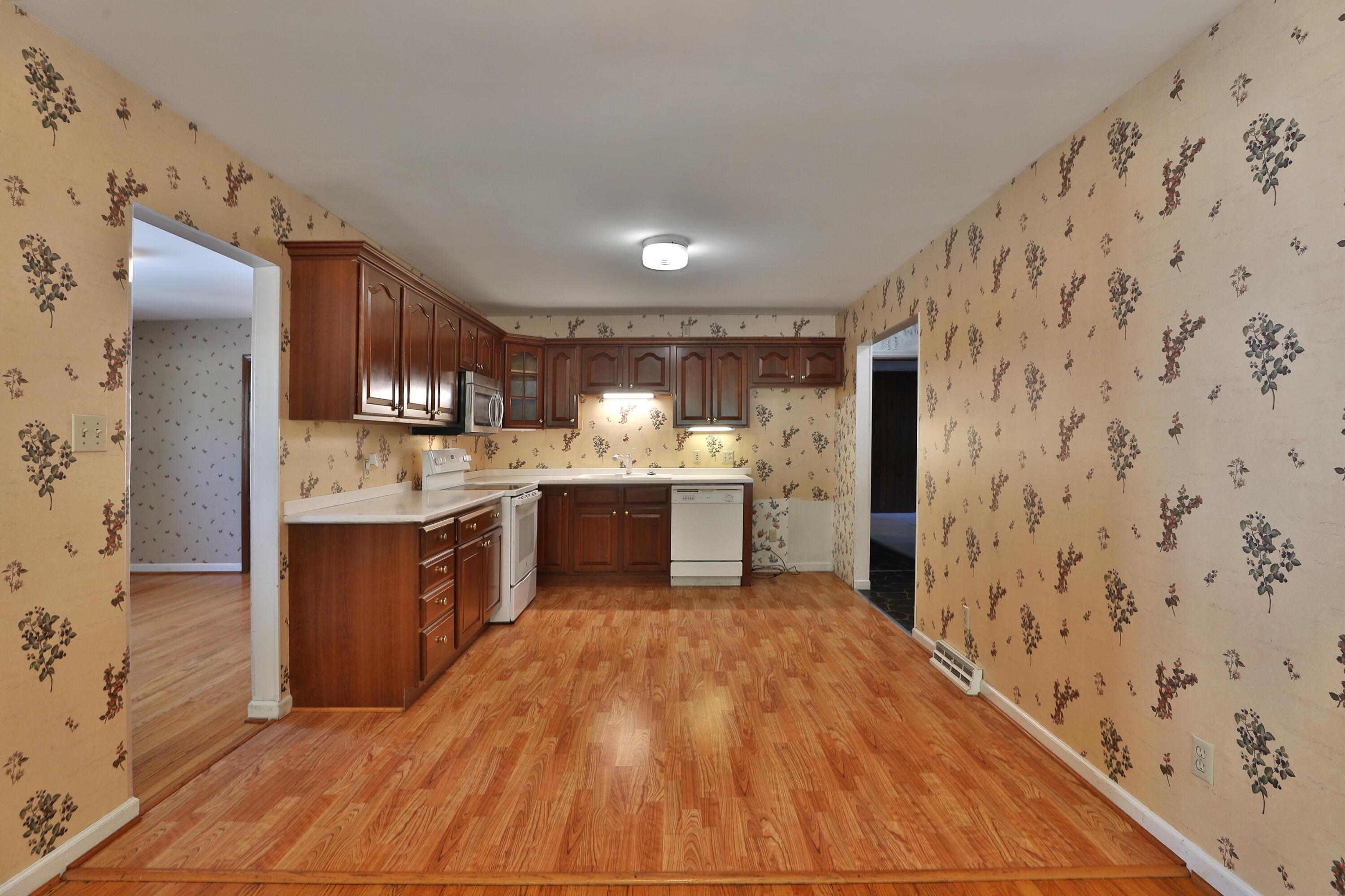 7646 Lee Road Westerville, OH 43081 - Photo 19 of 54 Kitchen