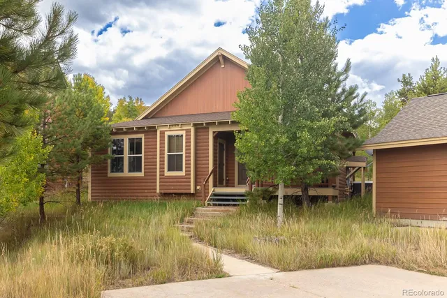 a view of a house with a yard