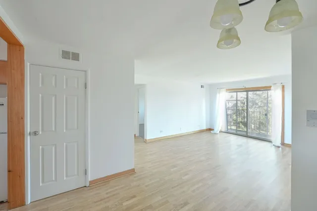 $1,800 | 9457 Bay Colony Drive, Unit 3N, Des Plaines, IL 60016