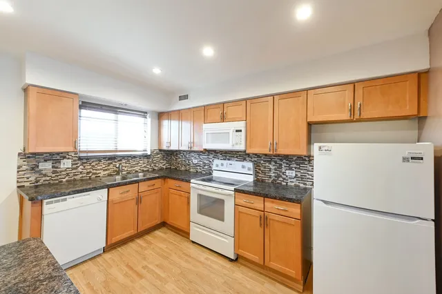 $1,800 | 9457 Bay Colony Drive, Unit 3N, Des Plaines, IL 60016