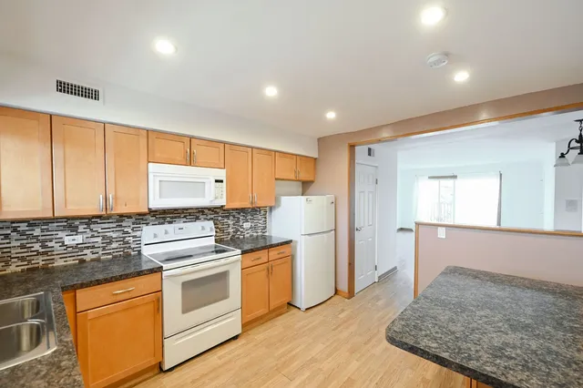 $1,800 | 9457 Bay Colony Drive, Unit 3N, Des Plaines, IL 60016