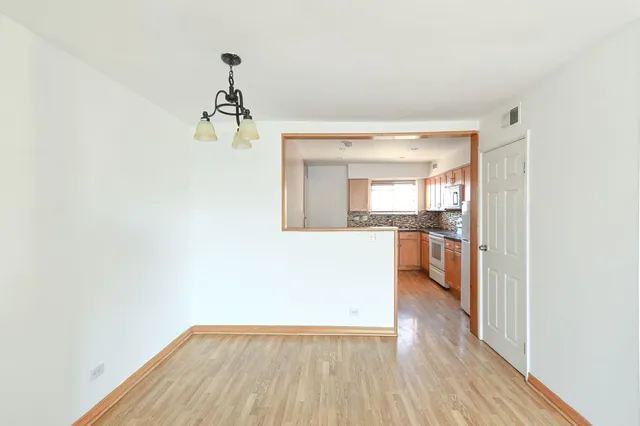 $1,800 | 9457 Bay Colony Drive, Unit 3N, Des Plaines, IL 60016