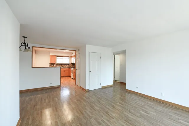 $1,800 | 9457 Bay Colony Drive, Unit 3N, Des Plaines, IL 60016