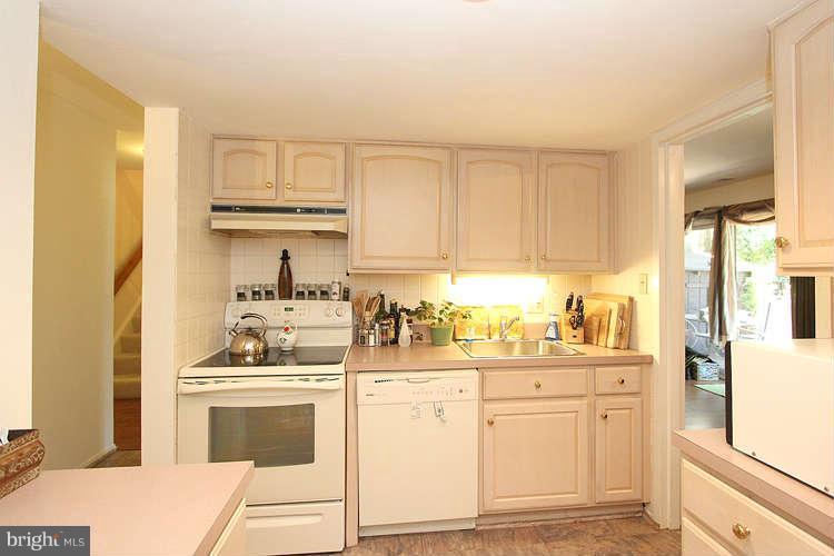 1784 Ivy Oak Square Reston, VA 20190 - Photo 12 of 30 Kitchen