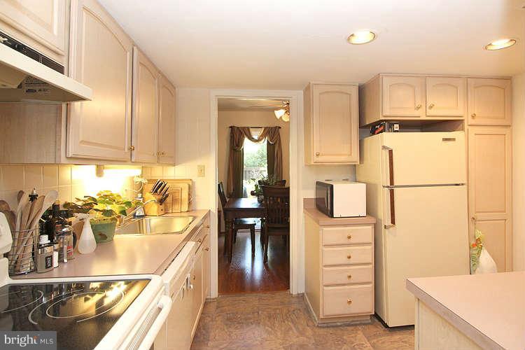 1784 Ivy Oak Square Reston, VA 20190 - Photo 8 of 30 Kitchen