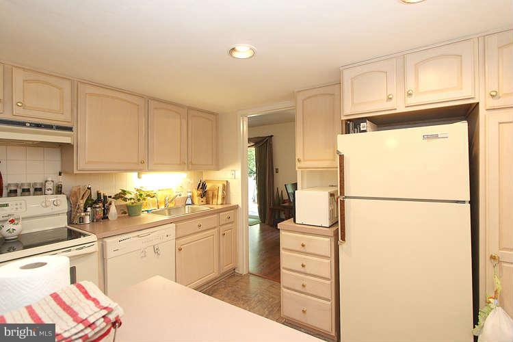 1784 Ivy Oak Square Reston, VA 20190 - Photo 9 of 30 Kitchen