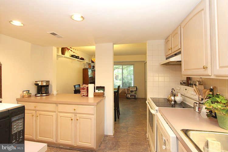 1784 Ivy Oak Square Reston, VA 20190 - Photo 10 of 30 Kitchen