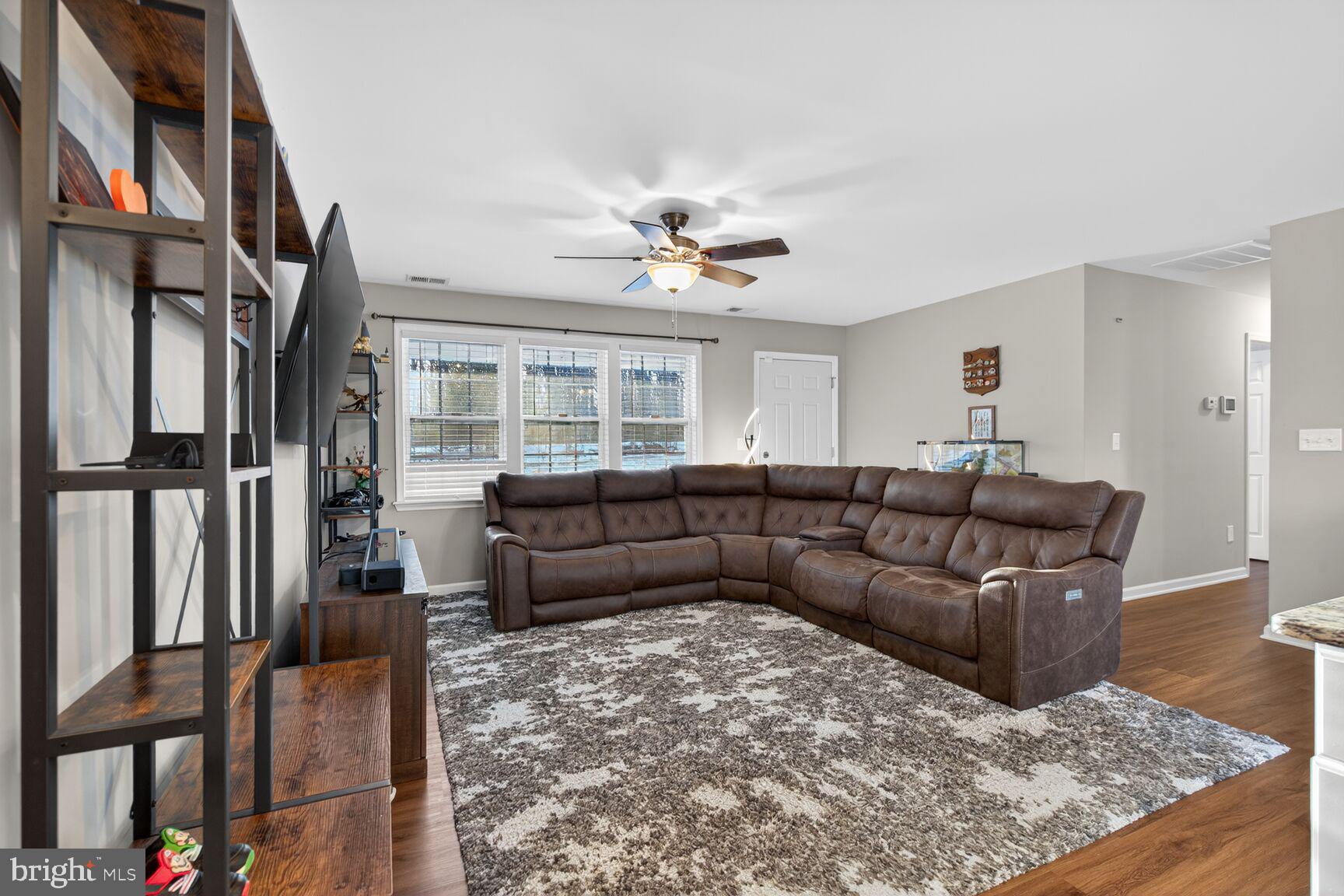 599 Widewater Road Stafford, VA 22554 - Photo 20 of 27 a living room with furniture