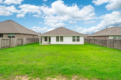 a view of a house with backyard and garden