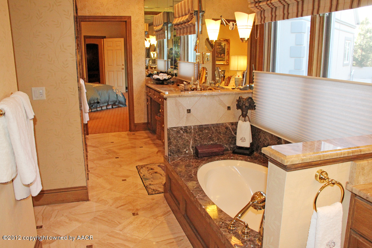 8 Edgewater Drive Amarillo, TX 79106 - Photo 21 of 41 a bathroom with a sink mirror and a bathtub