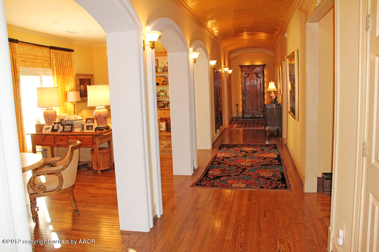 8 Edgewater Drive Amarillo, TX 79106 - Photo 25 of 41 a view of a hallway with wooden floor and a living room