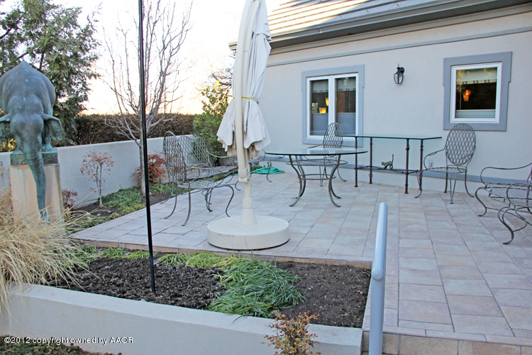 8 Edgewater Drive Amarillo, TX 79106 - Photo 29 of 41 a view of a patio with table and chairs with wooden floor and fence