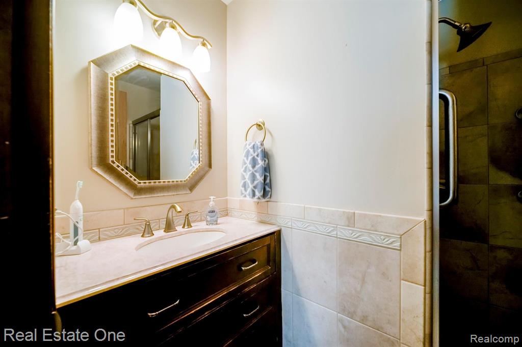 2229 Flanders Drive Rochester Hills, MI 48307 - Photo 17 of 34