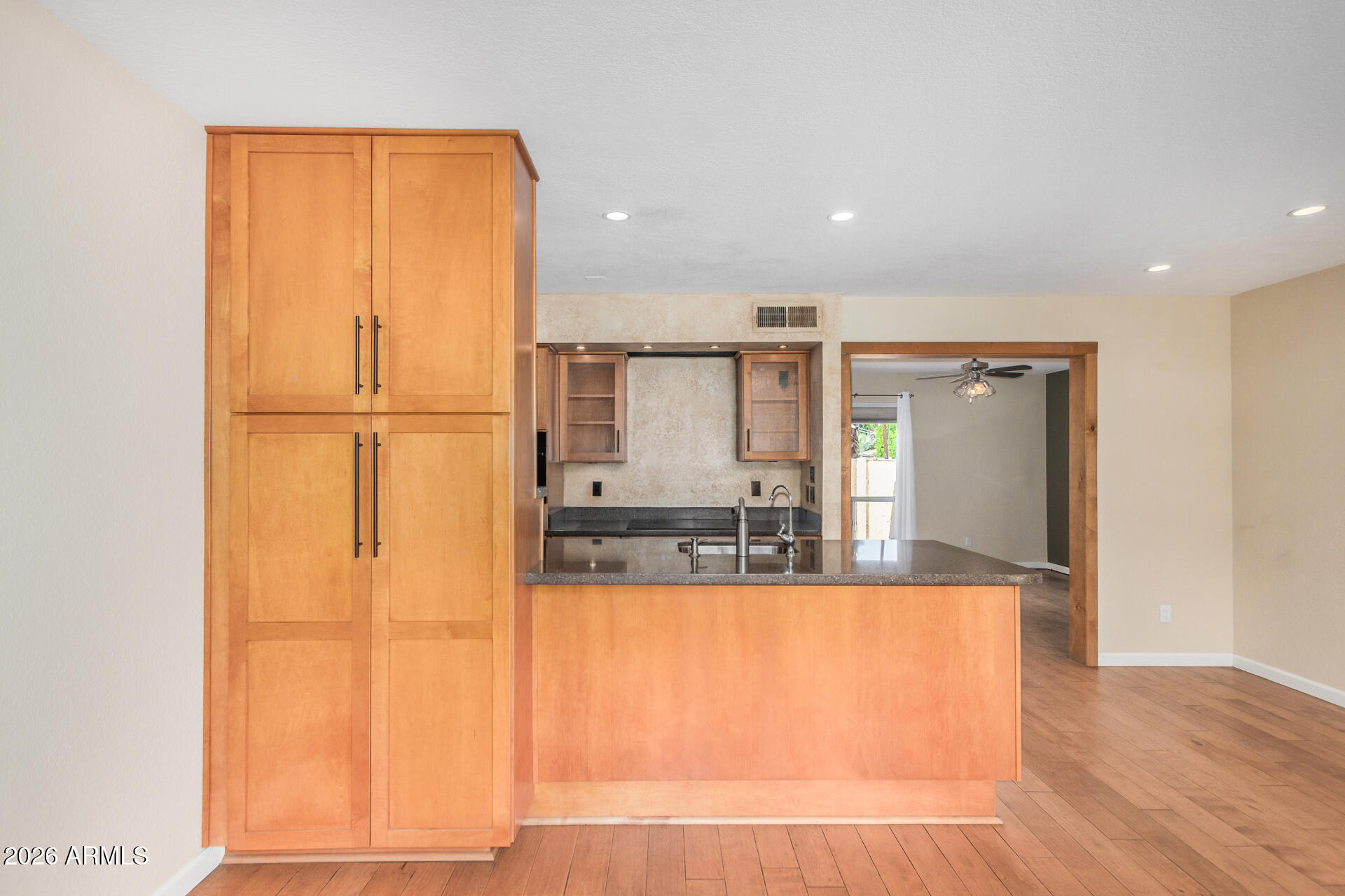 4540 North 44th Street, Unit 46 Phoenix, AZ 85018 - Photo 14 of 31 Sleek cabinetry