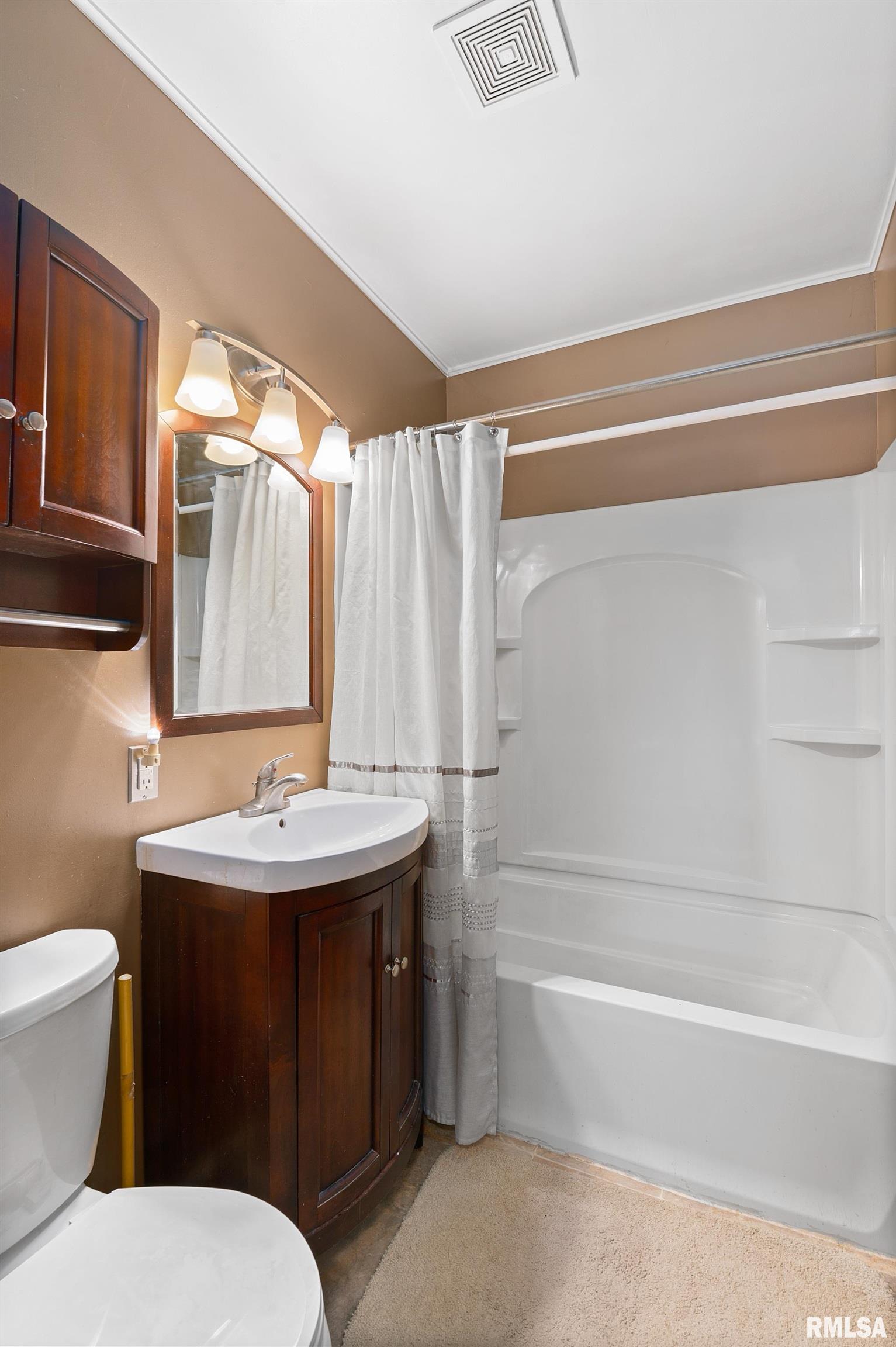 3610 Rockingham Road Davenport, IA 52802 - Photo 11 of 15 Gallery Image 11