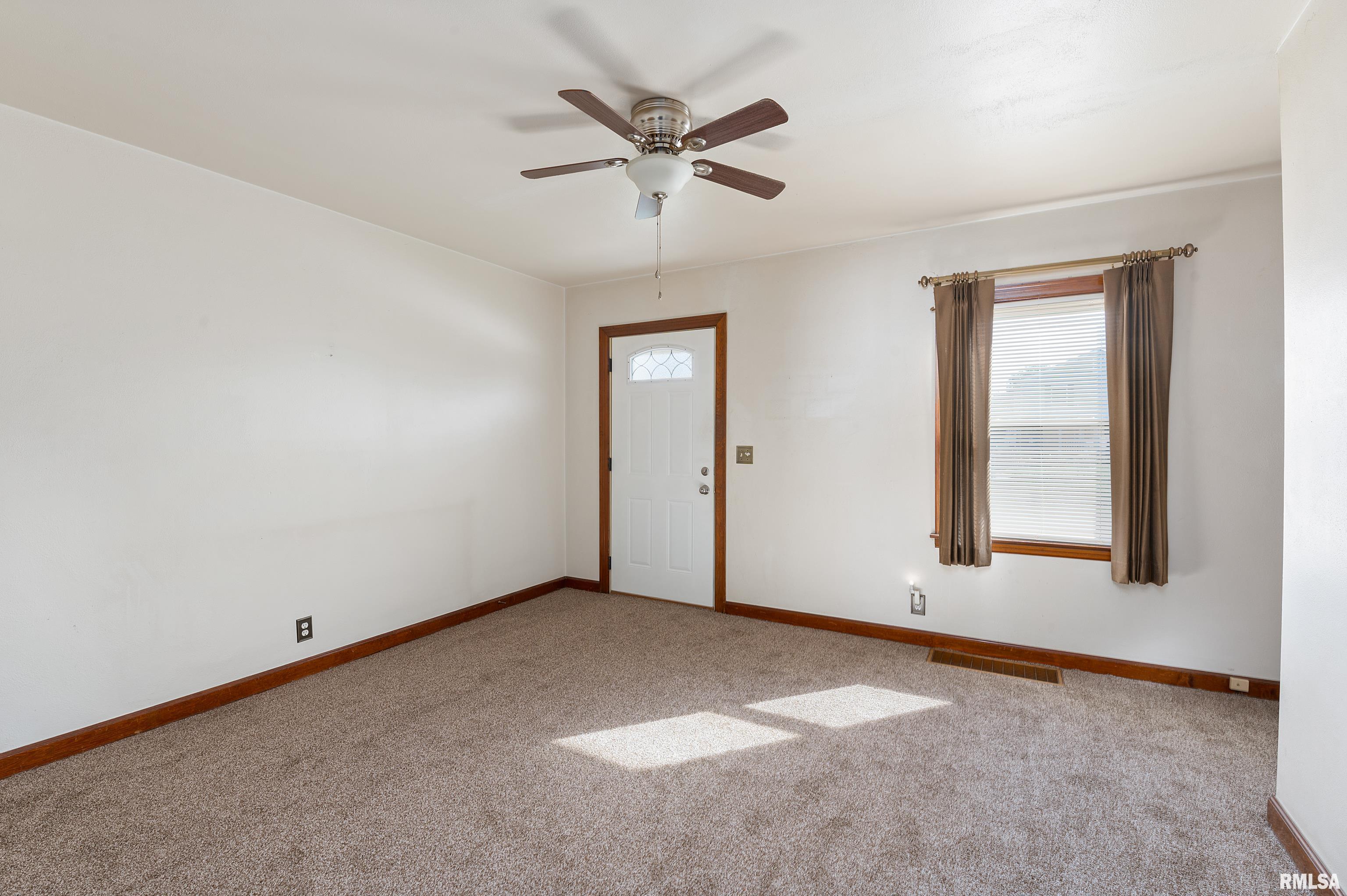 3610 Rockingham Road Davenport, IA 52802 - Photo 3 of 15 Gallery Image 3
