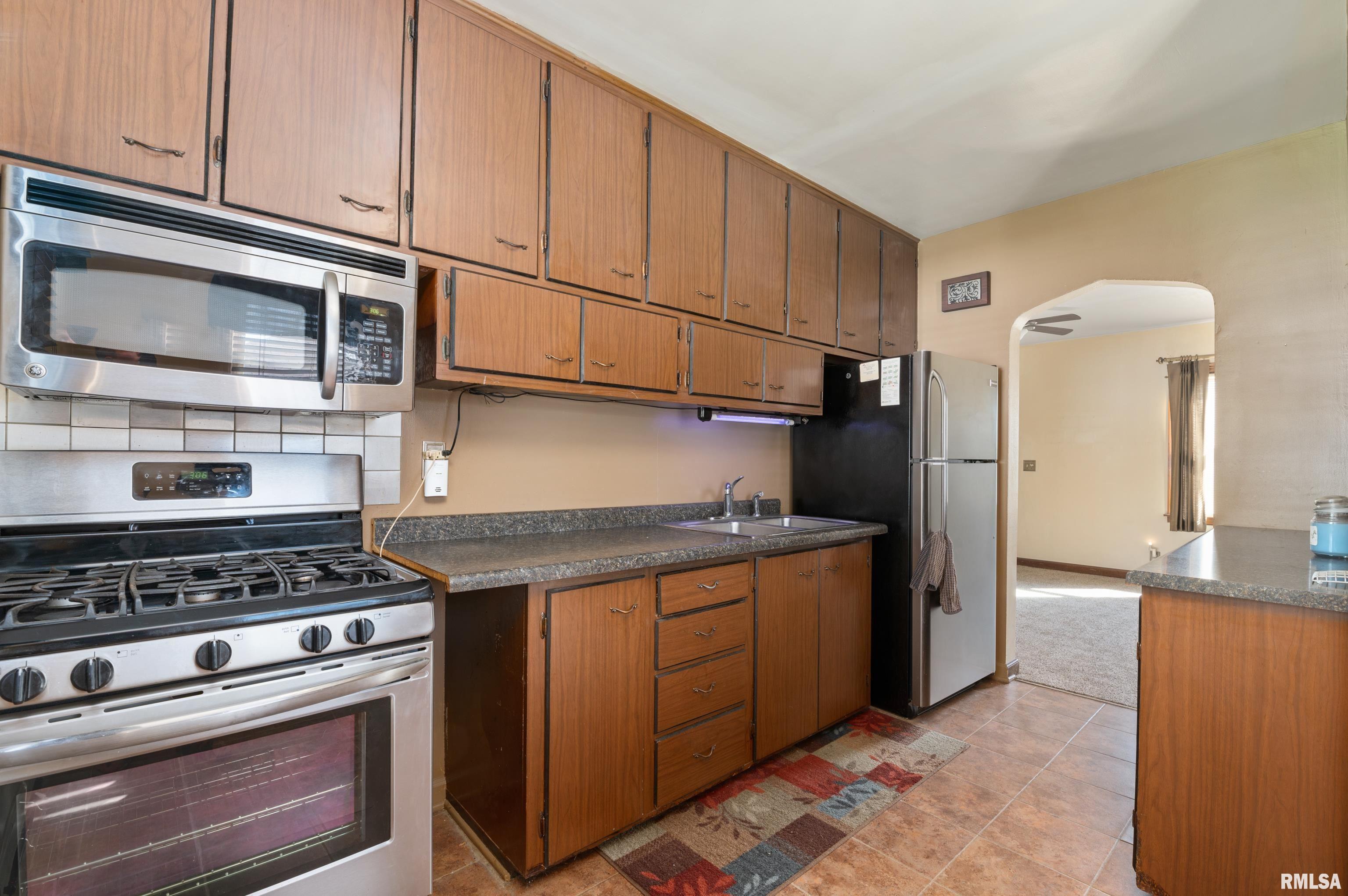 3610 Rockingham Road Davenport, IA 52802 - Photo 6 of 15 Gallery Image 6