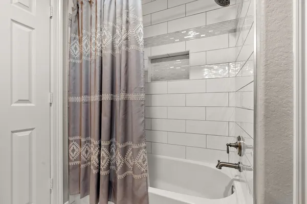 $1,125,000 | 23 Wooded Path Place, The Woodlands, TX 77382