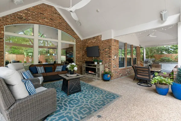 $1,125,000 | 23 Wooded Path Place, The Woodlands, TX 77382