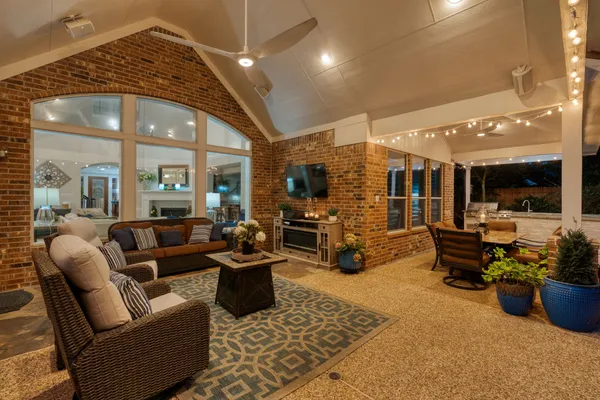 $1,125,000 | 23 Wooded Path Place, The Woodlands, TX 77382