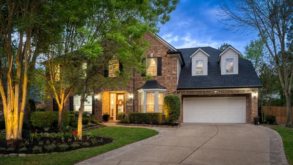 $1,125,000 | 23 Wooded Path Place, The Woodlands, TX 77382
