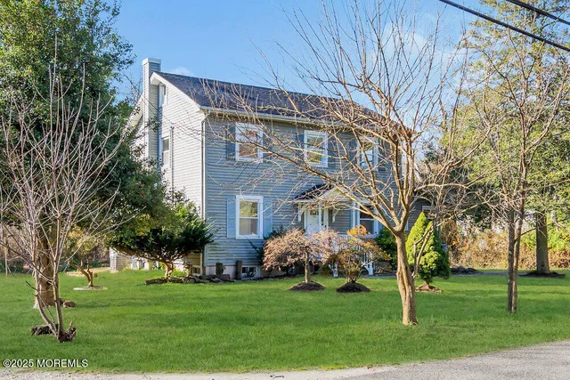 a view of a house with a yard