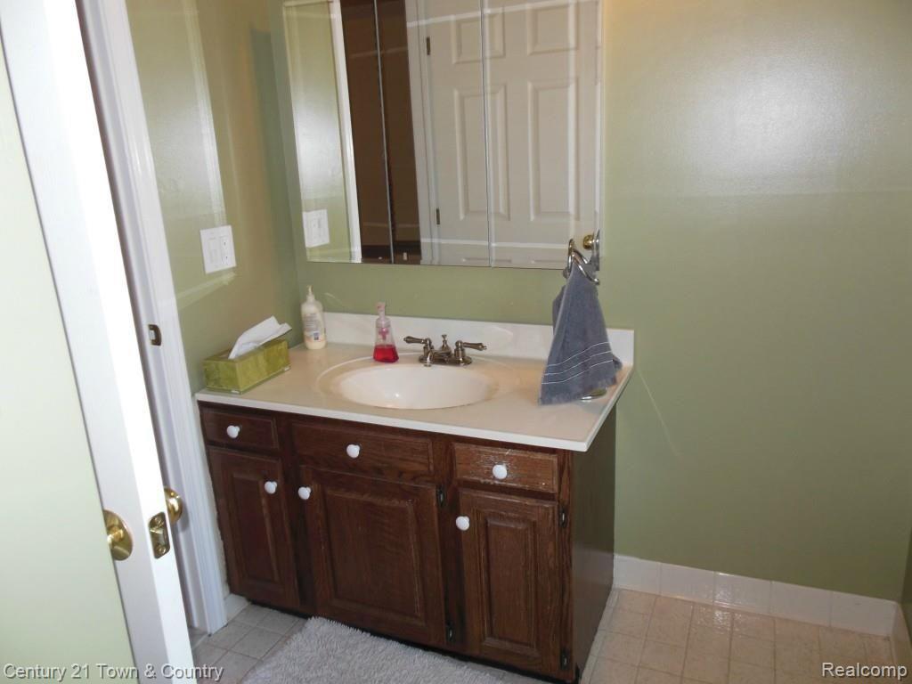 400 Tanglewood Drive Rochester, MI 48309 - Photo 27 of 52 047.jpg