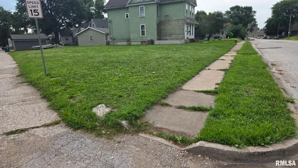 a view of a back yard