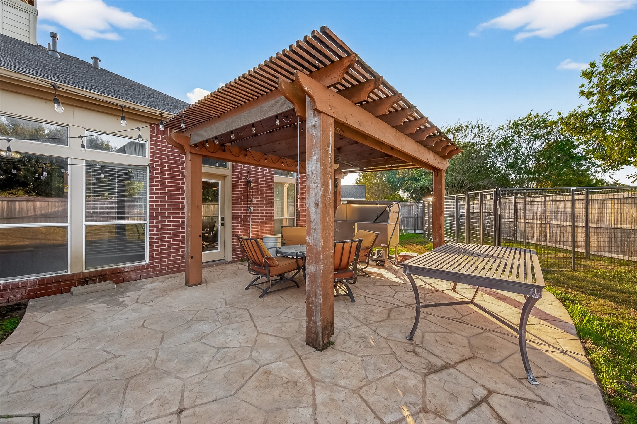 3131 Valley Court Manvel, TX 77578 - Photo 29 of 38 a view of a patio with a table and chairs
